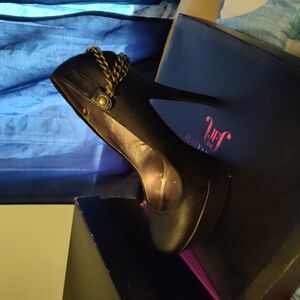 Classic Black Stiletto Heels with Pointed Toe